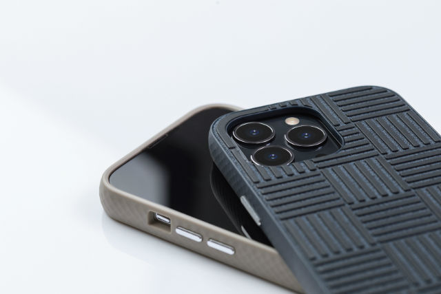 Funda Moshi Altra iPhone 13 Pro con correa de mano desenganchable